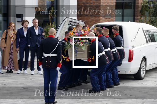 Laren 3 april 2021
Crematie van Bibian Mentel in crmatorium in Laren.
Haar man Edwin Spee en kinderen zijn aanwezig.
