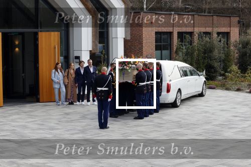 Laren 3 april 2021
Crematie van Bibian Mentel in crmatorium in Laren.
Haar man Edwin Spee en kinderen zijn aanwezig.