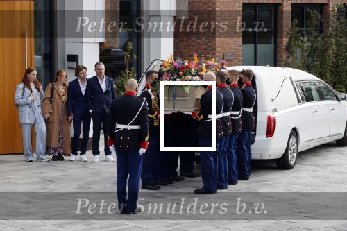 Laren 3 april 2021
Crematie van Bibian Mentel in crmatorium in Laren.
Haar man Edwin Spee en kinderen zijn aanwezig.