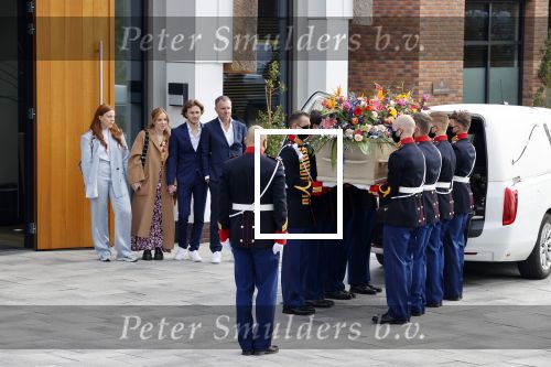 Laren 3 april 2021
Crematie van Bibian Mentel in crmatorium in Laren.
Haar man Edwin Spee en kinderen zijn aanwezig.