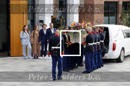 Laren 3 april 2021
Crematie van Bibian Mentel in crmatorium in Laren.
Haar man Edwin Spee en kinderen zijn aanwezig.