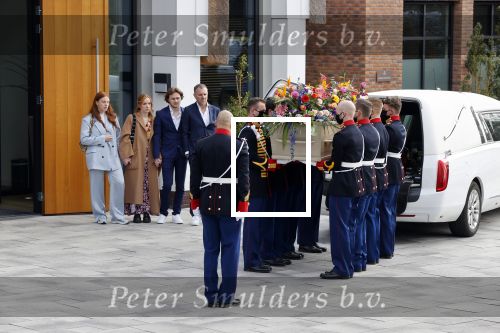 Laren 3 april 2021
Crematie van Bibian Mentel in crmatorium in Laren.
Haar man Edwin Spee en kinderen zijn aanwezig.