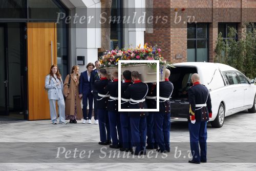 Laren 3 april 2021
Crematie van Bibian Mentel in crmatorium in Laren.
Haar man Edwin Spee en kinderen zijn aanwezig.