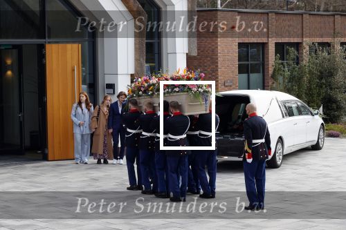Laren 3 april 2021
Crematie van Bibian Mentel in crmatorium in Laren.
Haar man Edwin Spee en kinderen zijn aanwezig.