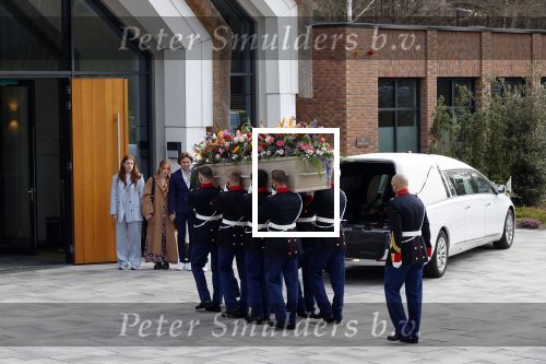 Laren 3 april 2021
Crematie van Bibian Mentel in crmatorium in Laren.
Haar man Edwin Spee en kinderen zijn aanwezig.