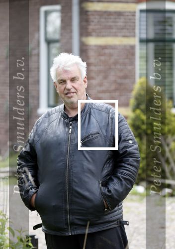 Broek en Waterland 20 mei 2021
Politie doet onderzoek naar de schietpartij/overval in Broek en Waterland . oa Karin Bloemen en boer Geet Jan v Meerveld wonen daar.