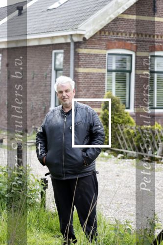 Broek en Waterland 20 mei 2021
Politie doet onderzoek naar de schietpartij/overval in Broek en Waterland . oa Karin Bloemen en boer Geet Jan v Meerveld wonen daar.
