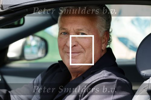 Amsterdam 17 mei 2021
Bram Moszkowicz eet worstenbroodje in zijn auto