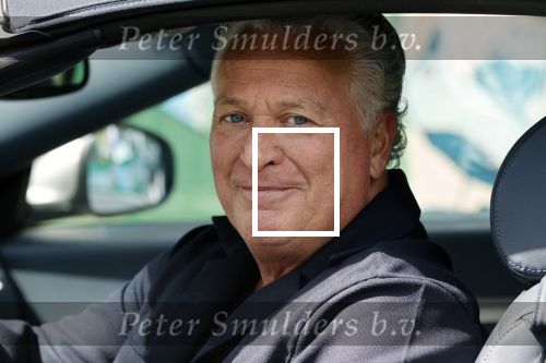 Amsterdam 17 mei 2021
Bram Moszkowicz eet worstenbroodje in zijn auto