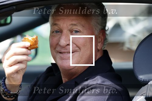 Amsterdam 17 mei 2021
Bram Moszkowicz eet worstenbroodje in zijn auto