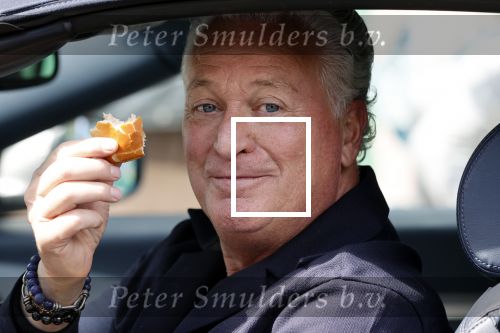 Amsterdam 17 mei 2021
Bram Moszkowicz eet worstenbroodje in zijn auto