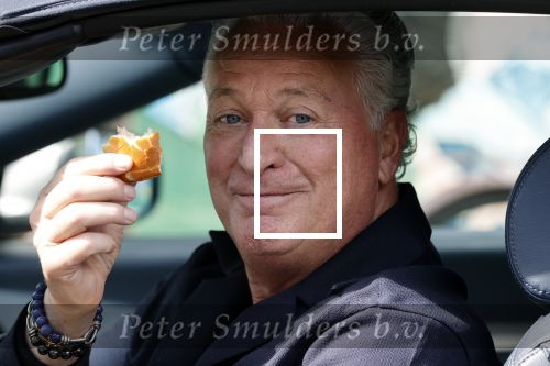 Amsterdam 17 mei 2021
Bram Moszkowicz eet worstenbroodje in zijn auto