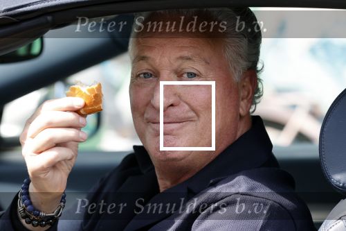 Amsterdam 17 mei 2021
Bram Moszkowicz eet worstenbroodje in zijn auto