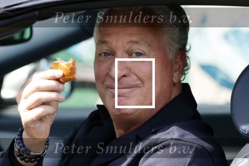 Amsterdam 17 mei 2021
Bram Moszkowicz eet worstenbroodje in zijn auto