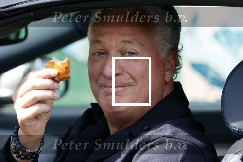 Amsterdam 17 mei 2021
Bram Moszkowicz eet worstenbroodje in zijn auto
