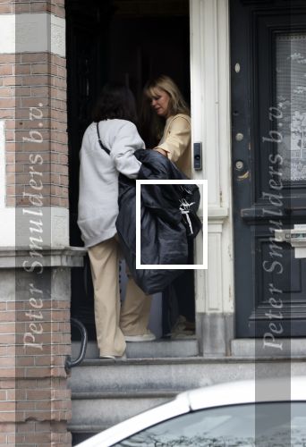 Amsterdam 15 mei 2021
Stylist van Bridget brengt haar nieuwe kleding.