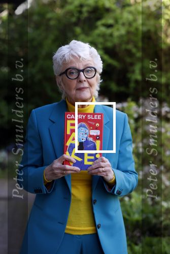 Bergen 12 mei 2021
Carry Slee met haar nieuwe boek FAKE!