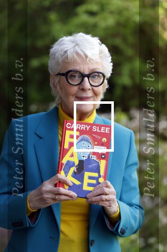 Bergen 12 mei 2021
Carry Slee met haar nieuwe boek FAKE!