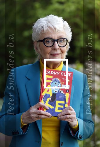 Bergen 12 mei 2021
Carry Slee met haar nieuwe boek FAKE!