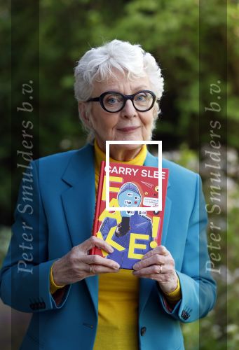 Bergen 12 mei 2021
Carry Slee met haar nieuwe boek FAKE!