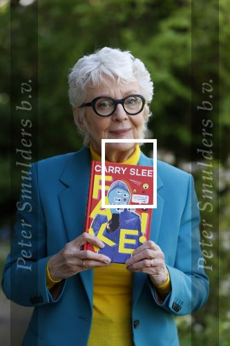 Bergen 12 mei 2021
Carry Slee met haar nieuwe boek FAKE!