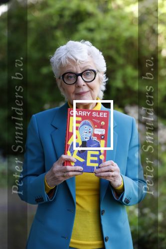 Bergen 12 mei 2021
Carry Slee met haar nieuwe boek FAKE!