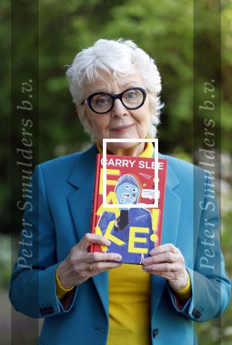 Bergen 12 mei 2021
Carry Slee met haar nieuwe boek FAKE!