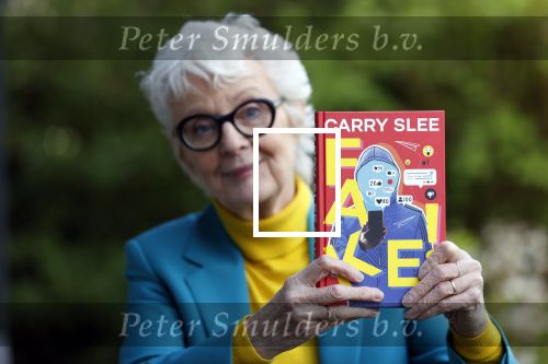 Bergen 12 mei 2021
Carry Slee met haar nieuwe boek FAKE!