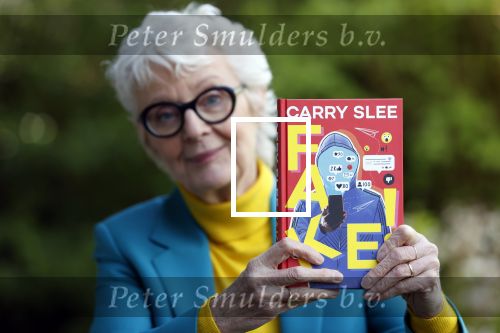 Bergen 12 mei 2021
Carry Slee met haar nieuwe boek FAKE!