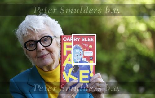 Bergen 12 mei 2021
Carry Slee met haar nieuwe boek FAKE!