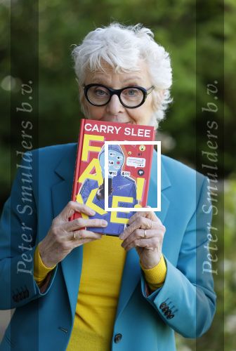 Bergen 12 mei 2021
Carry Slee met haar nieuwe boek FAKE!