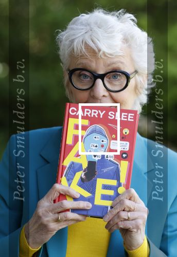 Bergen 12 mei 2021
Carry Slee met haar nieuwe boek FAKE!