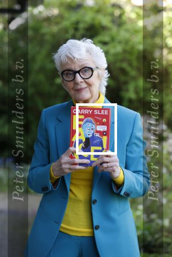Bergen 12 mei 2021
Carry Slee met haar nieuwe boek FAKE!