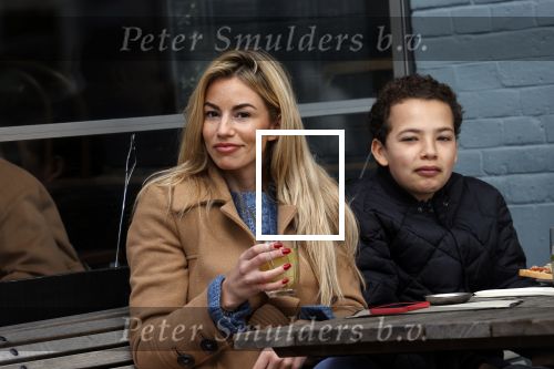 Amsterdam 1 mei 2021
Christie Bokma met zoon op terras.