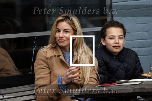 Amsterdam 1 mei 2021
Christie Bokma met zoon op terras.