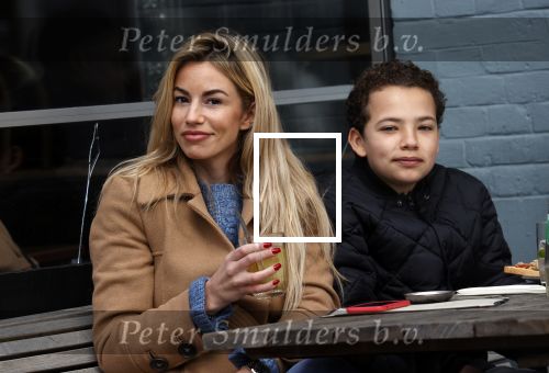 Amsterdam 1 mei 2021
Christie Bokma met zoon op terras.