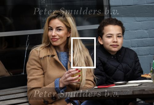 Amsterdam 1 mei 2021
Christie Bokma met zoon op terras.