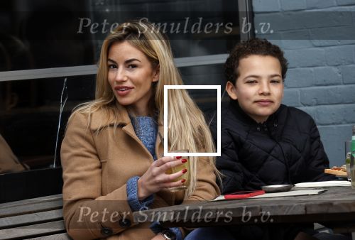 Amsterdam 1 mei 2021
Christie Bokma met zoon op terras.