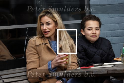 Amsterdam 1 mei 2021
Christie Bokma met zoon op terras.