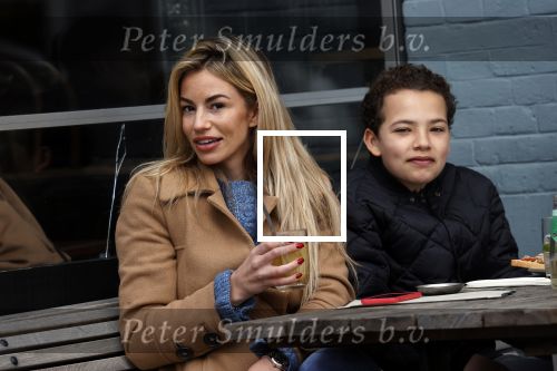 Amsterdam 1 mei 2021
Christie Bokma met zoon op terras.