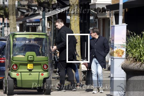 Amsterdam 17 april 2021 
Connie Witteman brengt een grote bos met witte rozen naar het huis van haar zoon Marvin . De Vriend van Marvin Breukhoven neemt ze in ontvangst