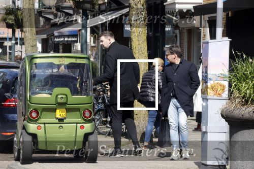 Amsterdam 17 april 2021 
Connie Witteman brengt een grote bos met witte rozen naar het huis van haar zoon Marvin . De Vriend van Marvin Breukhoven neemt ze in ontvangst
