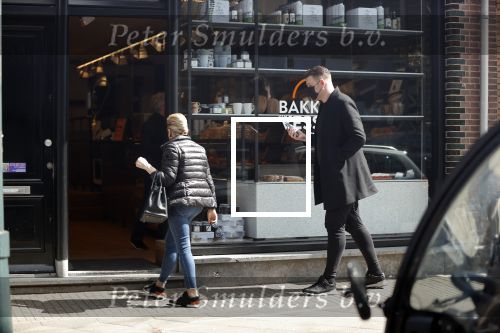 Amsterdam 17 april 2021 
Connie Witteman brengt een grote bos met witte rozen naar het huis van haar zoon Marvin . De Vriend van Marvin Breukhoven neemt ze in ontvangst