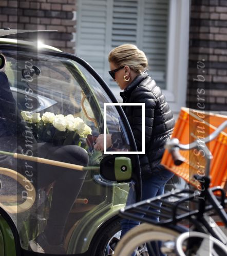 Amsterdam 17 april 2021 
Connie Witteman brengt een grote bos met witte rozen naar het huis van haar zoon Marvin . De Vriend van Marvin Breukhoven neemt ze in ontvangst