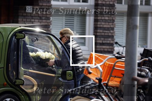 Amsterdam 17 april 2021 
Connie Witteman brengt een grote bos met witte rozen naar het huis van haar zoon Marvin . De Vriend van Marvin Breukhoven neemt ze in ontvangst