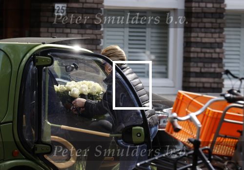 Amsterdam 17 april 2021 
Connie Witteman brengt een grote bos met witte rozen naar het huis van haar zoon Marvin . De Vriend van Marvin Breukhoven neemt ze in ontvangst
