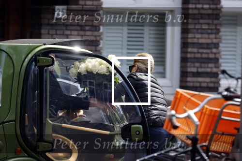 Amsterdam 17 april 2021 
Connie Witteman brengt een grote bos met witte rozen naar het huis van haar zoon Marvin . De Vriend van Marvin Breukhoven neemt ze in ontvangst