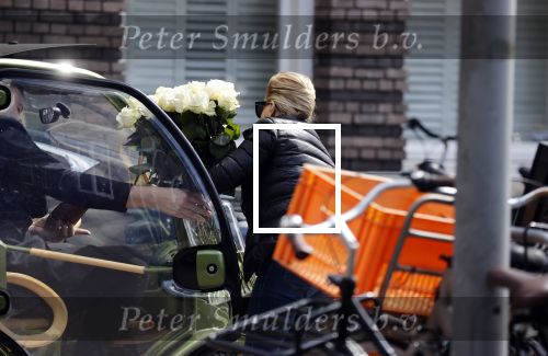 Amsterdam 17 april 2021 
Connie Witteman brengt een grote bos met witte rozen naar het huis van haar zoon Marvin . De Vriend van Marvin Breukhoven neemt ze in ontvangst