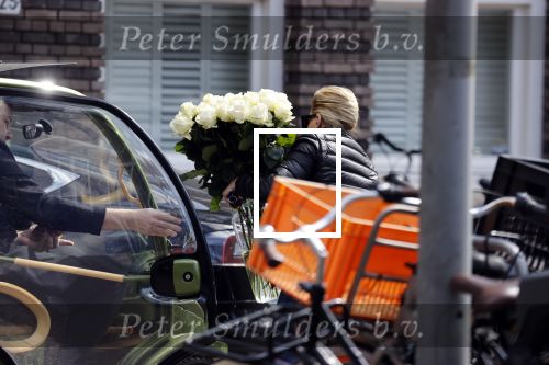 Amsterdam 17 april 2021 
Connie Witteman brengt een grote bos met witte rozen naar het huis van haar zoon Marvin . De Vriend van Marvin Breukhoven neemt ze in ontvangst