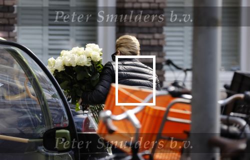 Amsterdam 17 april 2021 
Connie Witteman brengt een grote bos met witte rozen naar het huis van haar zoon Marvin . De Vriend van Marvin Breukhoven neemt ze in ontvangst